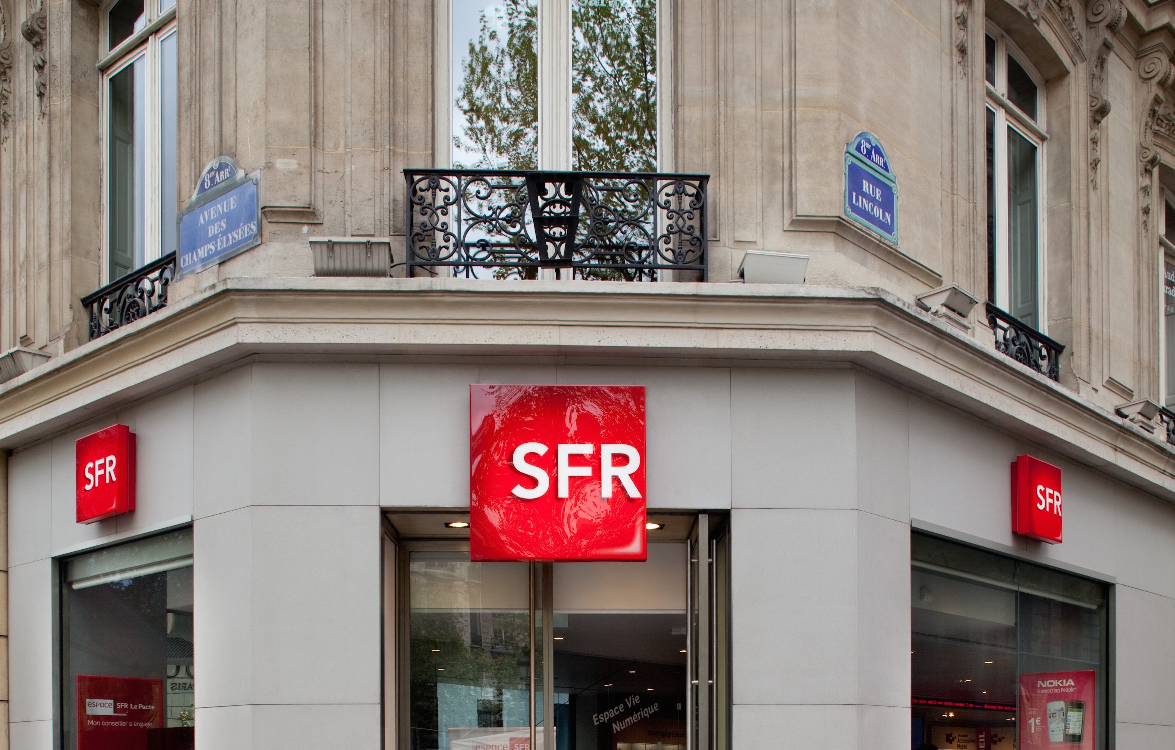 Battle of the billionaires: France's Vivendi receives two binding offers for telco subsidiary SFR