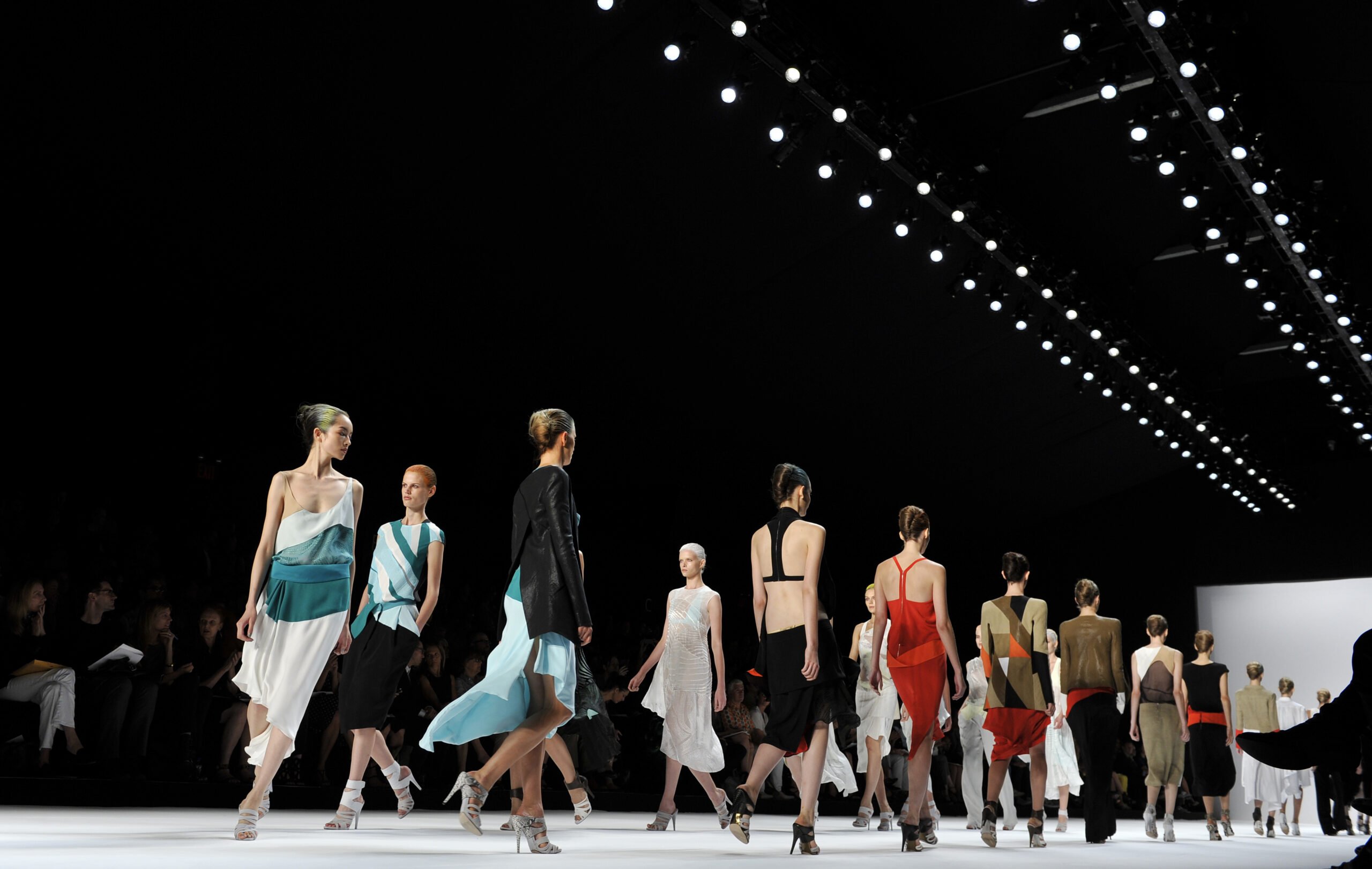 Нью-йоркская неделя моды (new york fashion week) etoday. Фэшн показ. Показ валентино неделя моды в нью йорке. Mercedes-benz fashion week russia. Игра блеск мир моды.