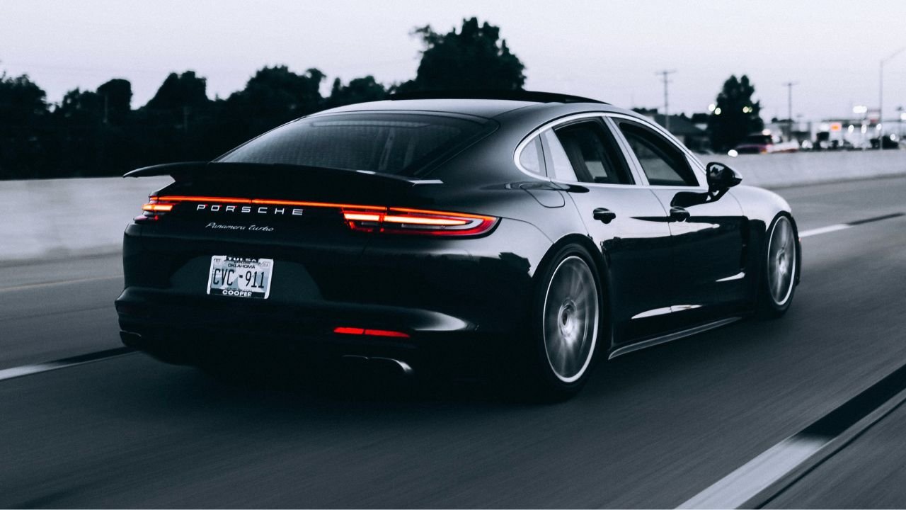 Car solutions provider ULU absorbs Dutch connected mobility player iMoto